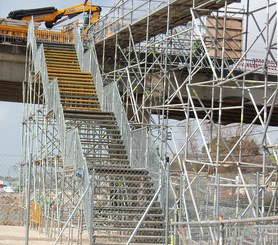 Amplias escaleras para acceso de peatones