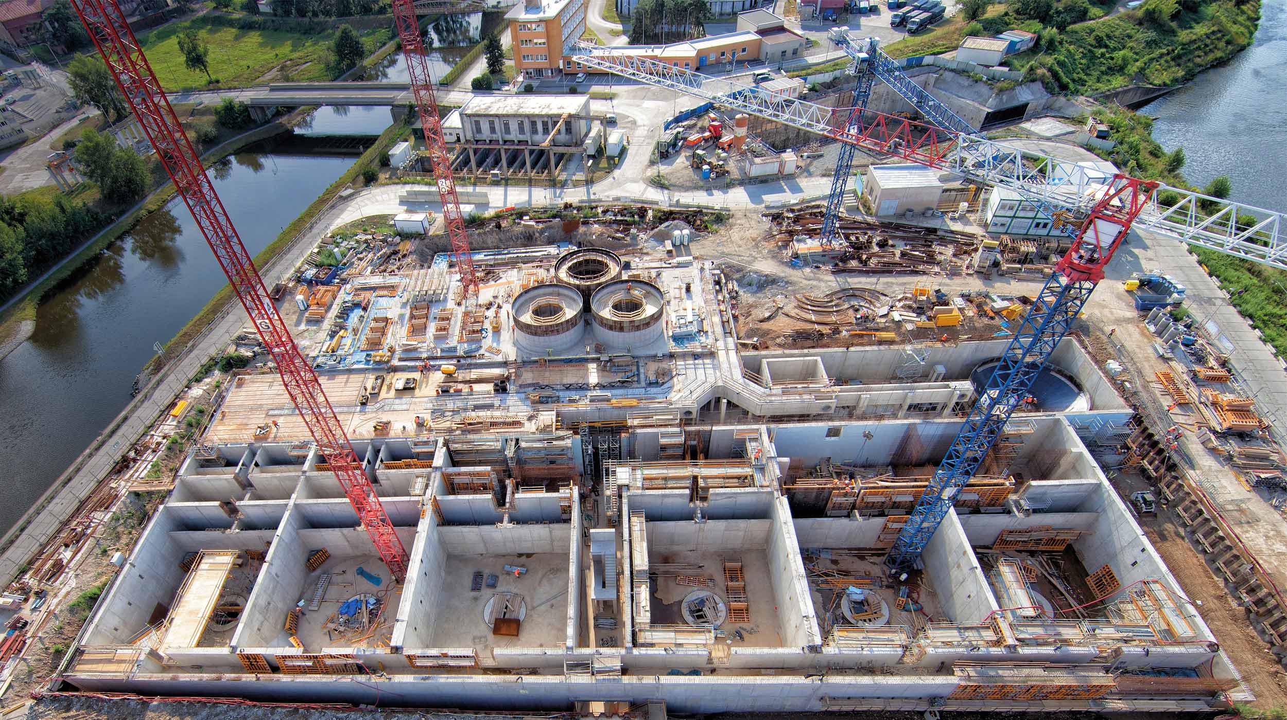 Encofrados modulares y de vigas para la ejecución de estructuras verticales de hormigón: tabiques, columnas, hastiales, cimentaciones, zapatas, estribos etc.