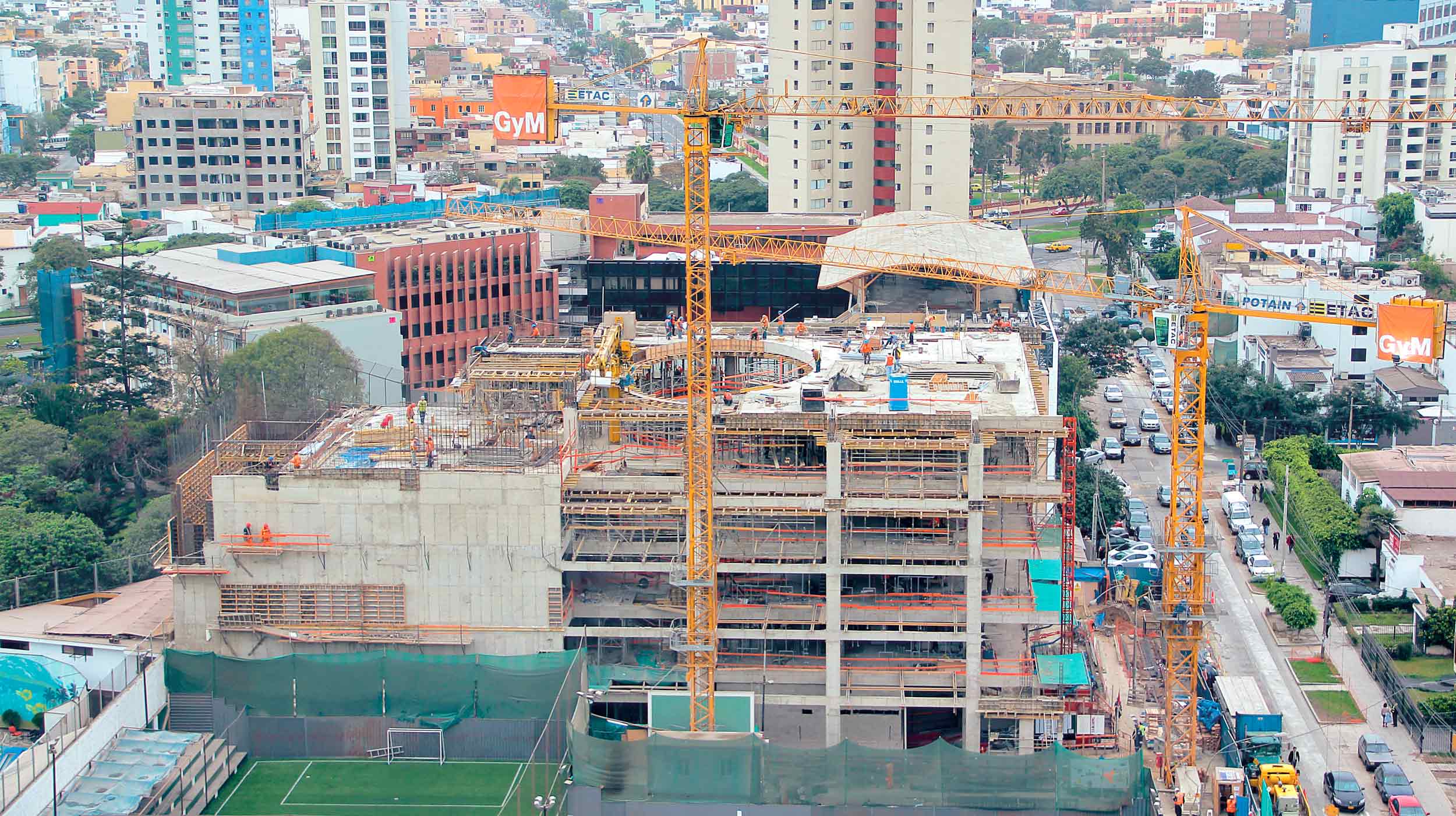 Construido sobre un terreno de 2.010 m²,  el edificio cuenta con 5 pisos y 6 sótanos, y abarca un área cubierto de 17.000 m².