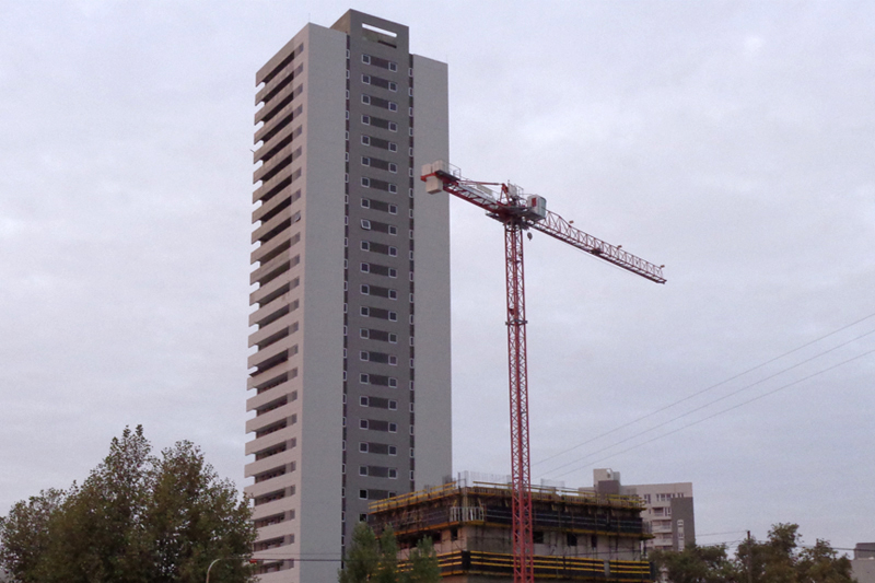 Se trata de un proyecto nuevo en zona residencial en desarrollo de la ciudad. Se compone de 4 torres de viviendas de 27 pisos, y un edificio de 3 plantas dedicado a oficinas y locales comerciales. 