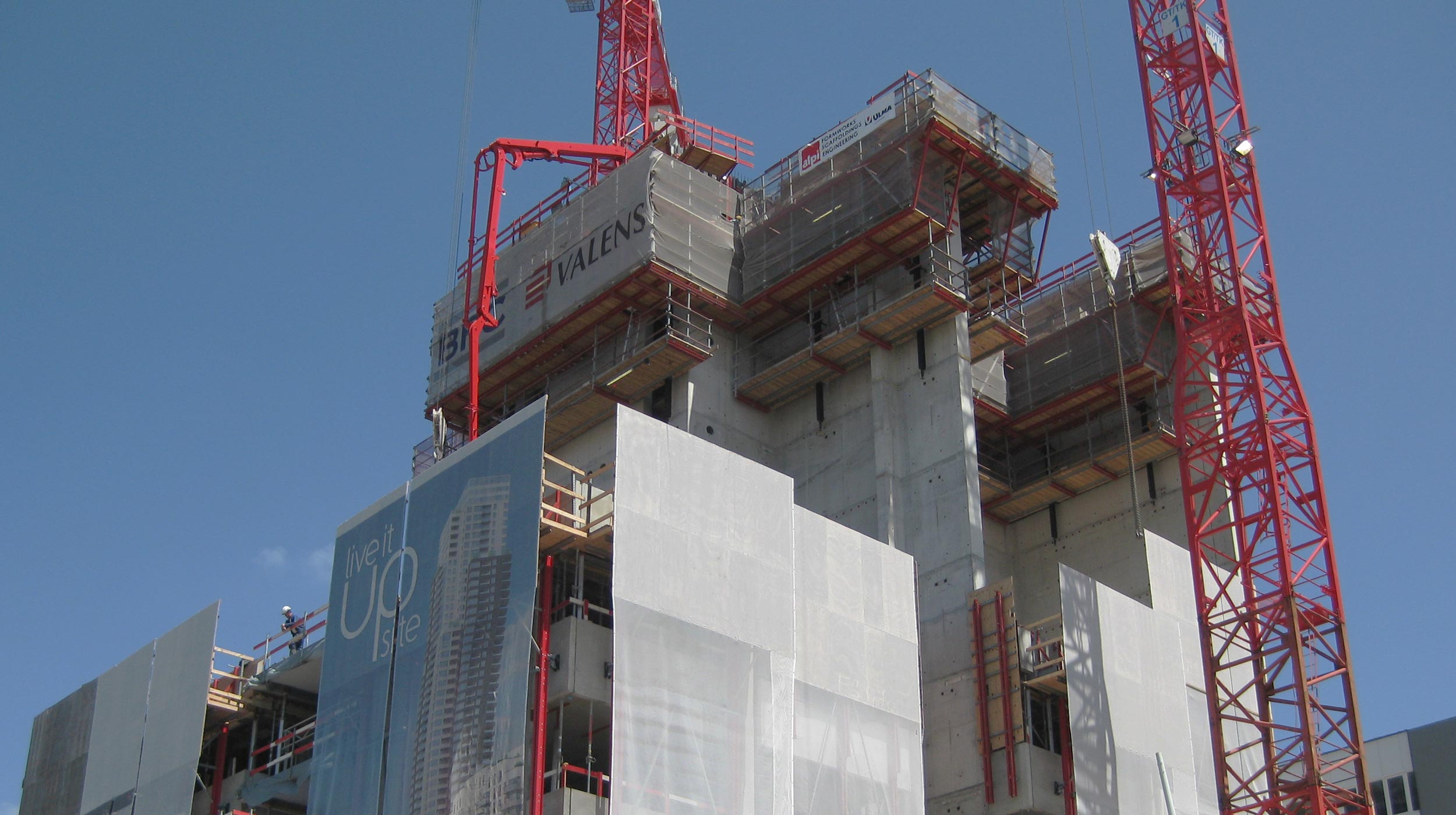 Sus 142 m de altura y 42 plantas hacen de la Torre Upsite el edificio residencial más alto de Bélgica y el único construido en Bruselas en los últimos 30 años.