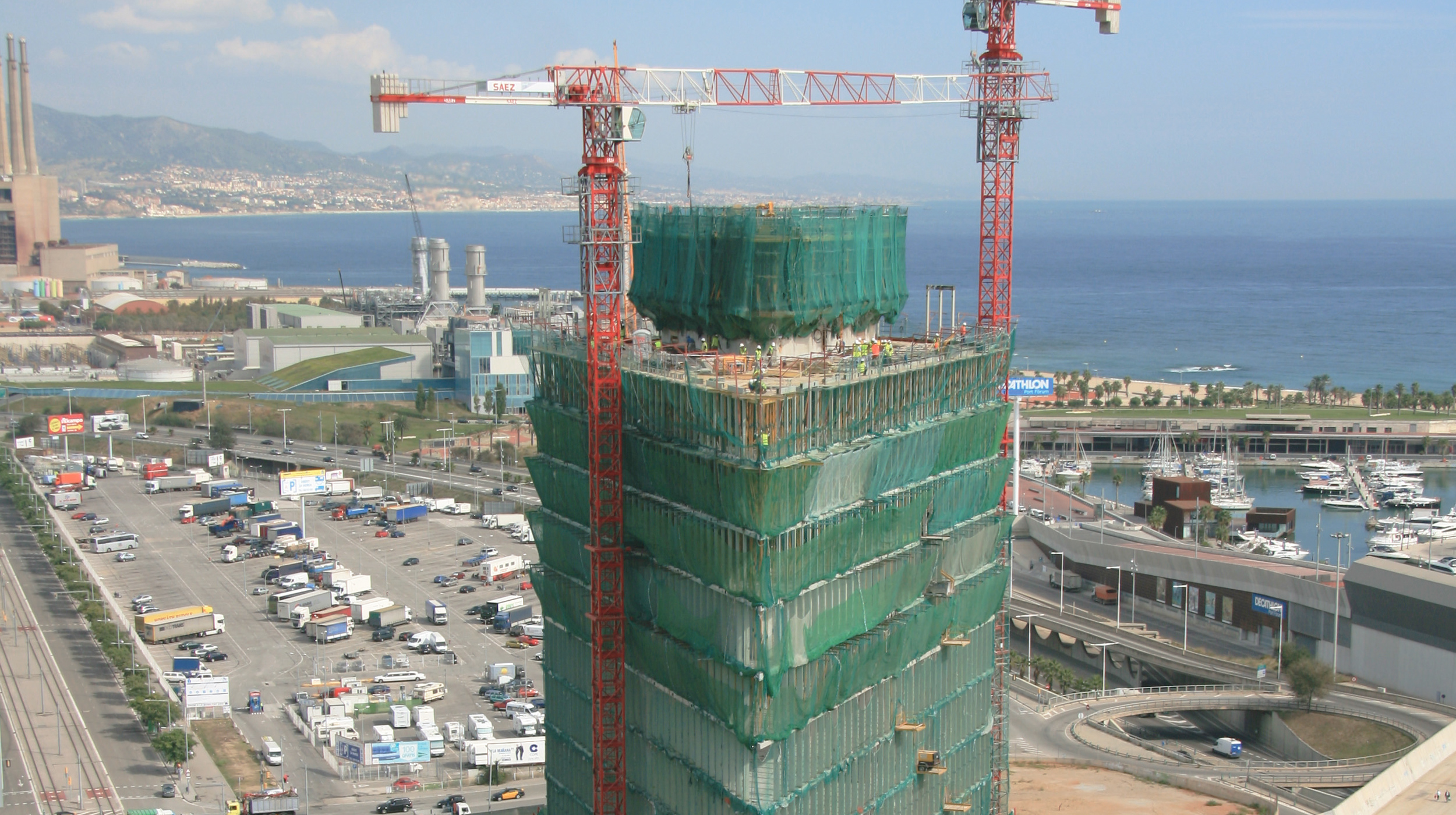 Ubicada junto al mar, en la Avenida Diagonal, alberga, entre otros, la sede de Telefónica en Cataluña.