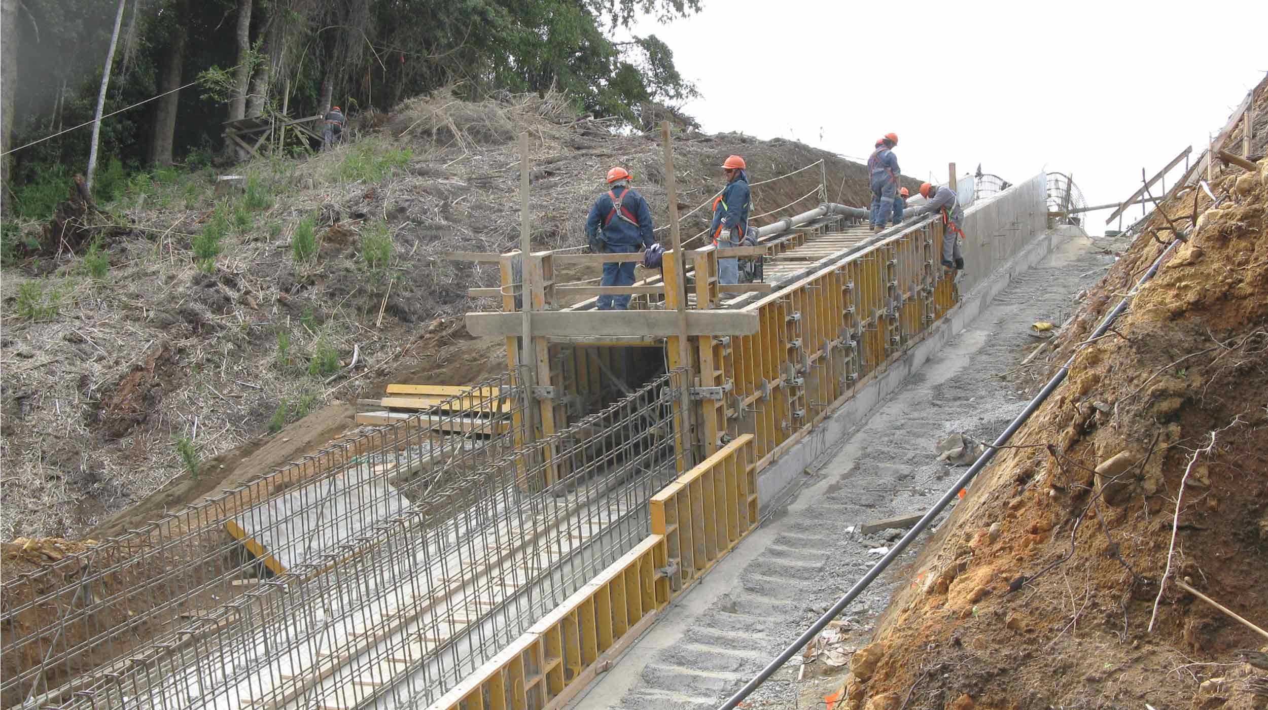 Ubicada en la Comuna de Río Bueno,  decimocuarta región, la central se alimenta del río Licán.