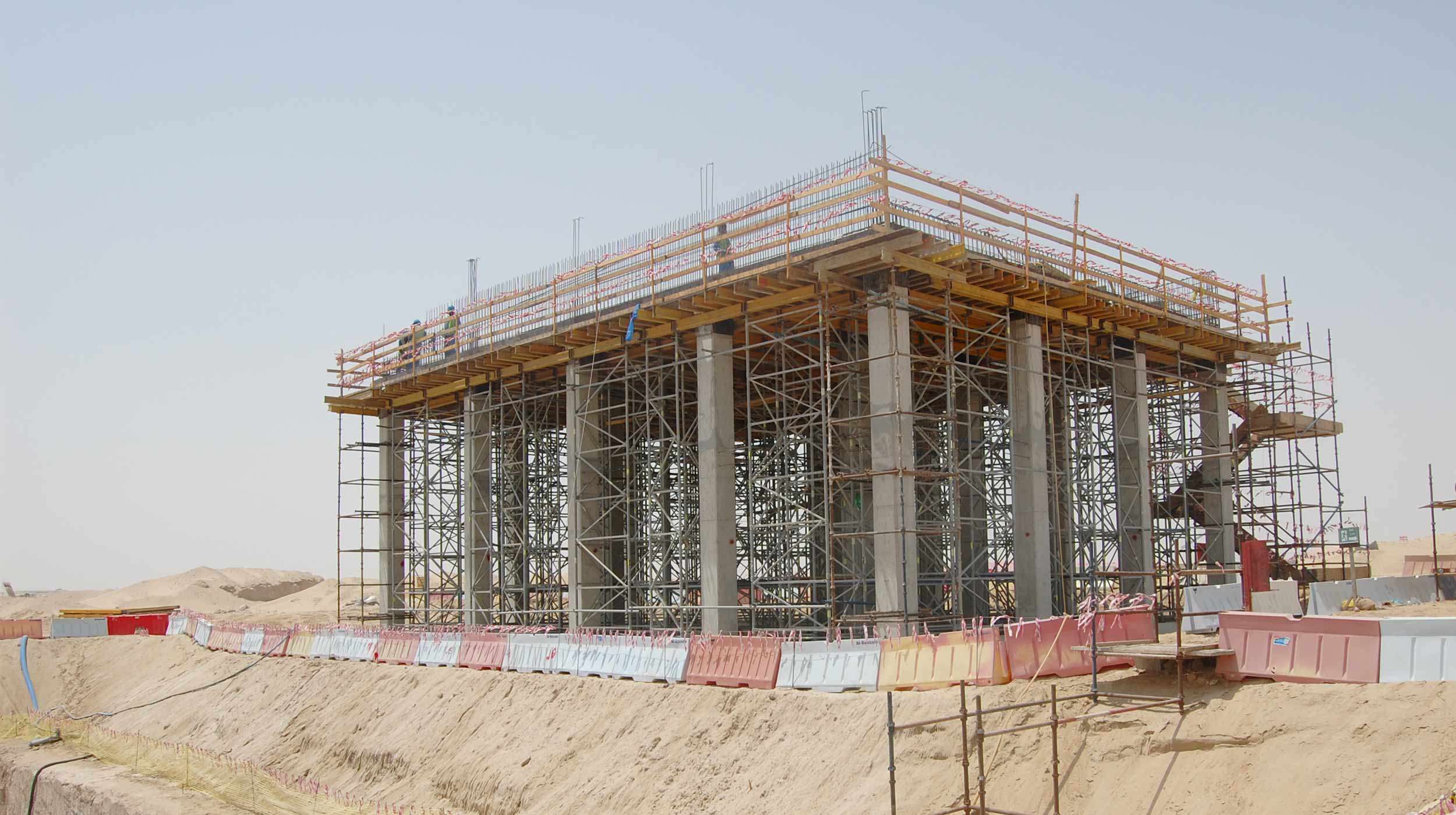 La Estación de Jebel Ali en Dubai cuenta con un área de 300 m², tabiques con alturas de entre 2,2 m y 7,3 m, y losas con 25 cm de espesor.