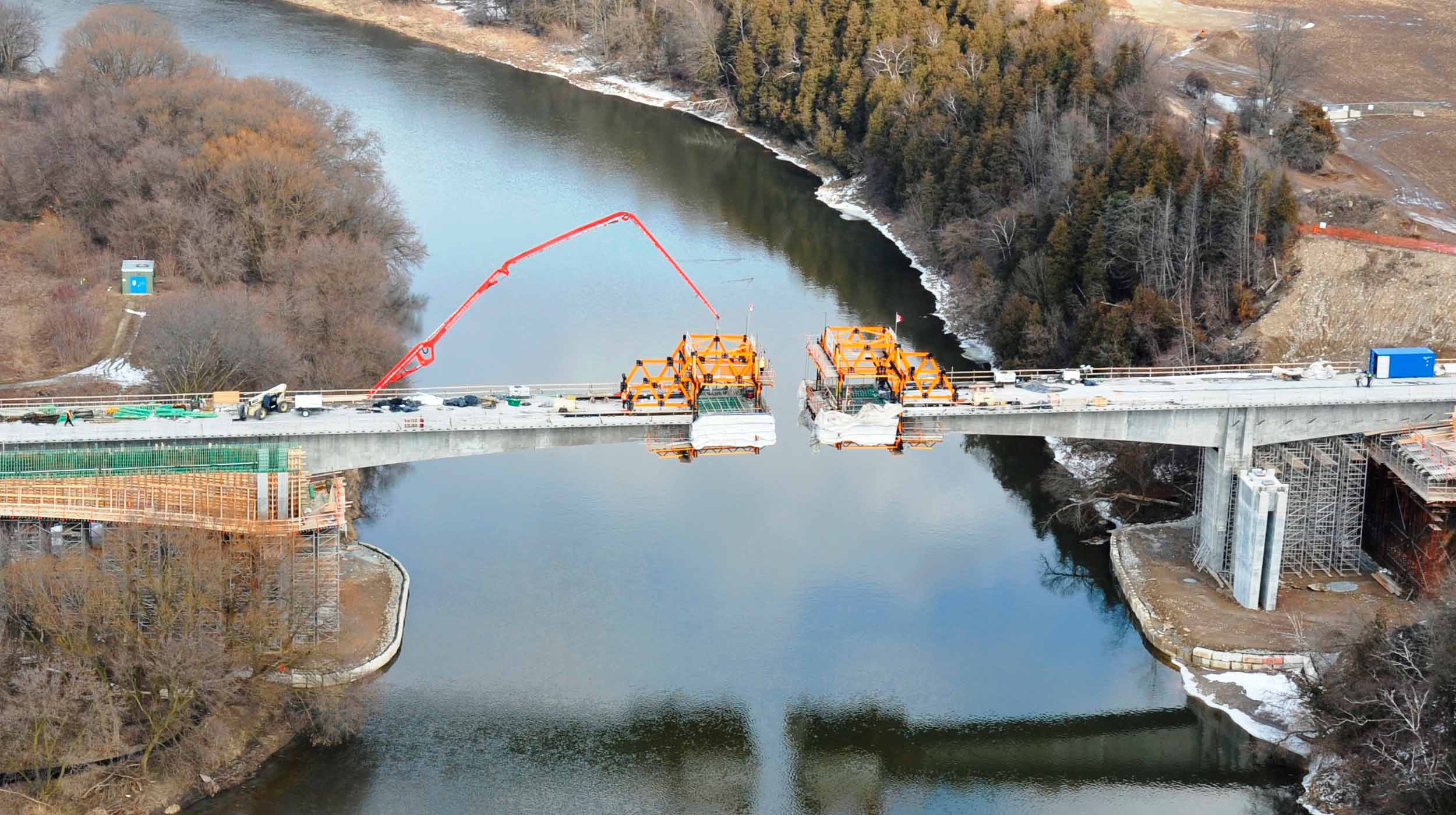 Este puente es el primero construido desde 1963 y enlazará y dos zonas de gran peso económico (Kitchener y Cambridge).