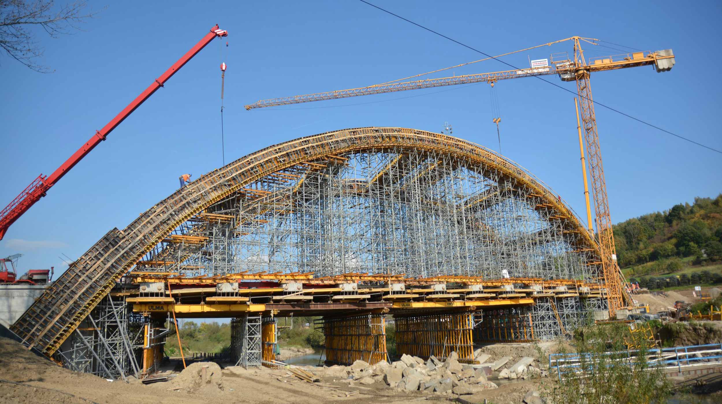 Para la construcción de este puente, hemos utilizado apeos a diferentes alturas logrando una gran eficiencia en todo momento.