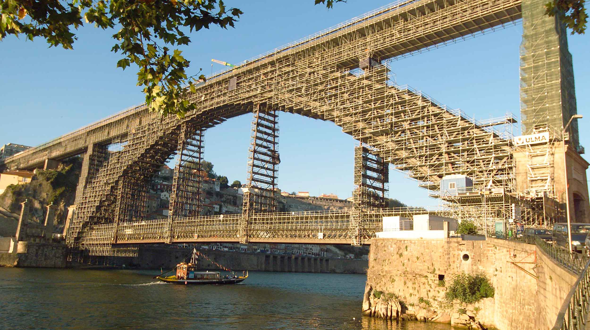 De los numerosos puentes de Oporto es el más conocido e impresionante de la ciudad.