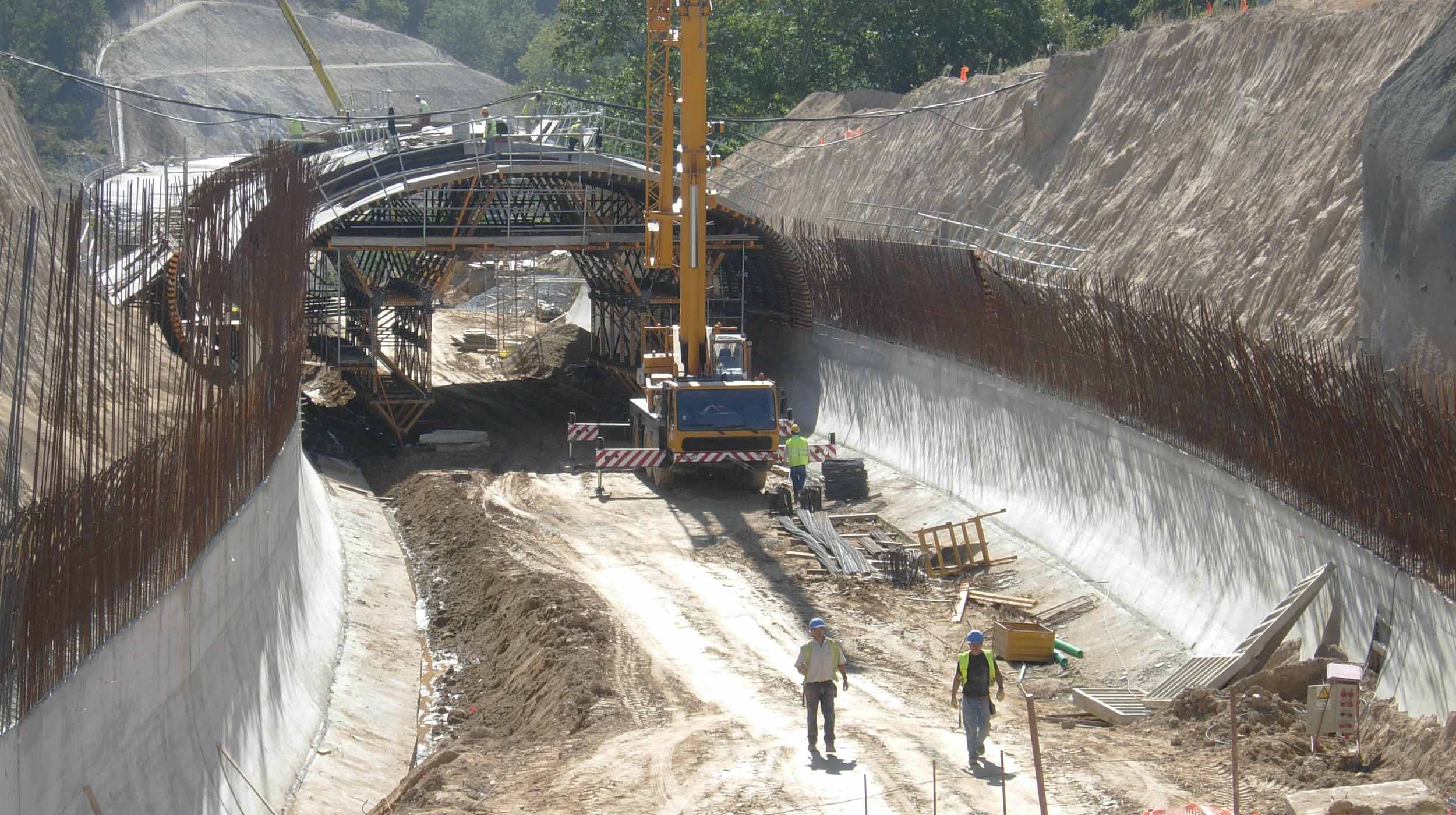 Se trata de un falso túnel de ojo único (115 m de longitud) en la variante EN-101 de Ponte da Barca- Arcos de Valdévez, en Portugal.