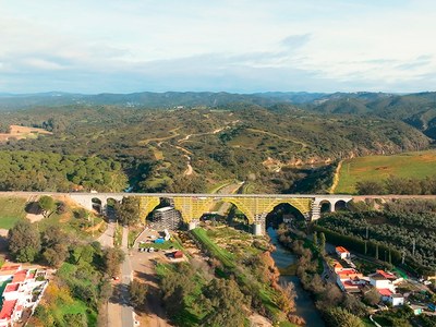 14 mil m² de andamio para la reparación del puente sobre la vaguada de la Rivera de Huesna, Sevilla