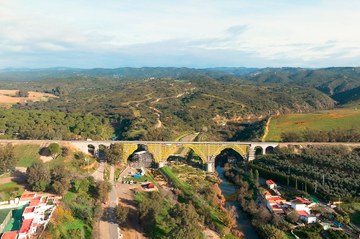 14 mil m² de andamio para la reparación del puente sobre la vaguada de la Rivera de Huesna, Sevilla