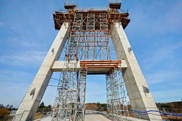 Ingeniería de encofrado y apeo para el nuevo puente sobre el río Narew
