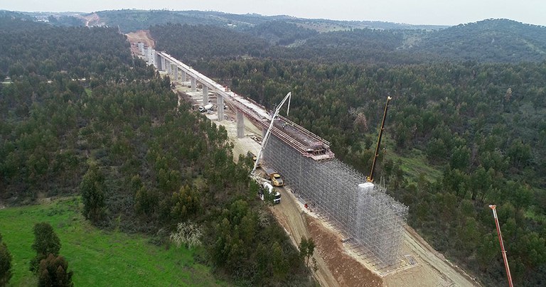 Gran cantidad de equipos para la construcción del primer tramo de alta velocidad de Portugal