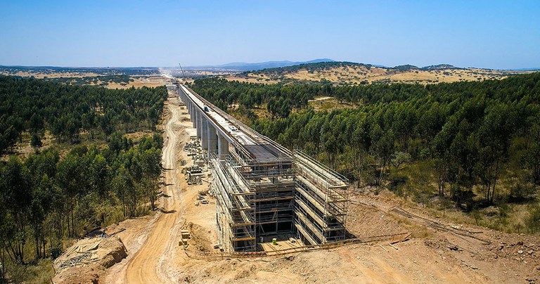 Gran cantidad de equipos para la construcción del primer tramo de alta velocidad de Portugal