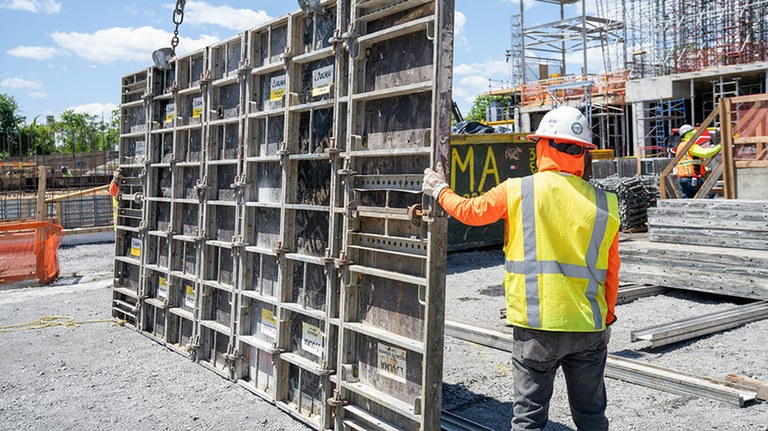 Infraestructura de estacionamiento en altura en Long Island City, Nueva York, EE. UU.