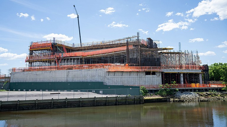 Infraestructura de estacionamiento en altura en Long Island City, Nueva York, EE. UU.