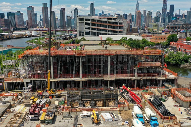 Infraestructura de estacionamiento en altura en Long Island City, Nueva York, EE. UU.
