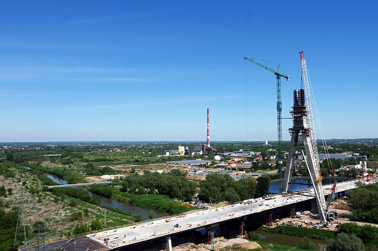 Pilón de 108 metros construido con sistema autotrepante