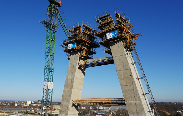 Pilón de 108 metros construido con sistema autotrepante