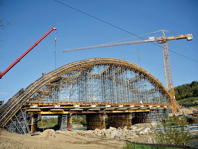 Puente en arco sobre el río Stradomka