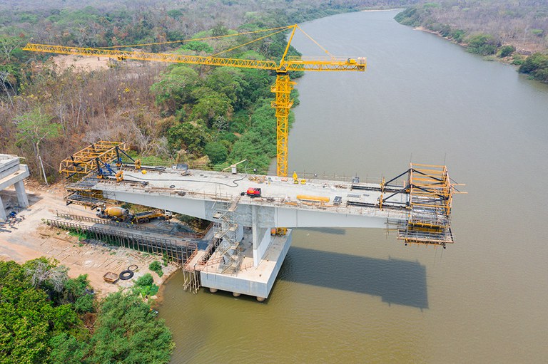 Solución a 240 metros de vano con el sistema de voladizos sucesivos