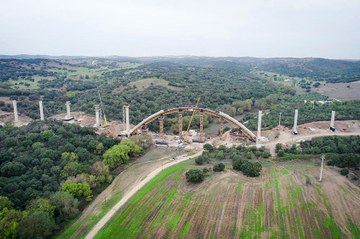 Viaducto de 800 metros de longitud, apoyado en 19 columnas y un arco