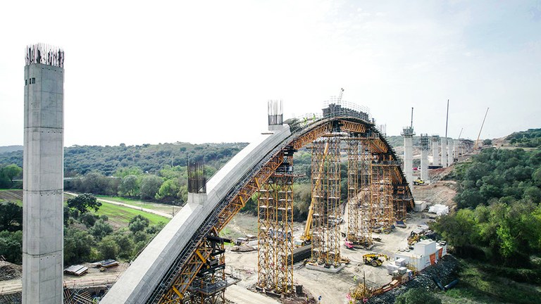 Viaducto de 800 metros de longitud, apoyado en 19 columnas y un arco