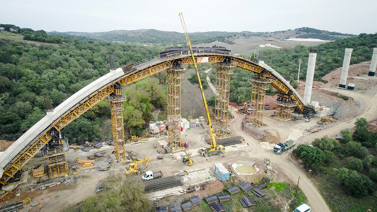 Viaducto de 800 metros de longitud, apoyado en 19 columnas y un arco