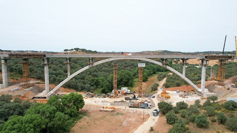 Viaducto de 800 metros de longitud, apoyado en 19 columnas y un arco