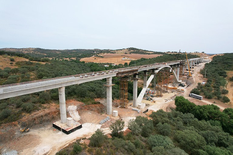 Viaducto de 800 metros de longitud, apoyado en 19 columnas y un arco